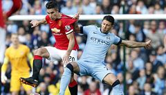 Souboj o mí�. Robin van Persie (vlevo) vs. Martin Demichelis.