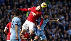 Wayne Rooney p�ehlavi�koval Jesuse Navase.