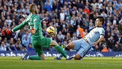 Zákrok! Branká� United David De Gea likviduje st�elecký pokus Sergia Agüera.