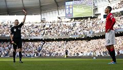 �ervená karta. Pro Chrise Smallinga duel p�ed�asn� skon�il.