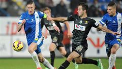 Liberecký obránce Jií Fleiman (vlevo) a záloník Jablonce Martin Pospíil.