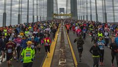 Momentka z newyorského maratonu. B�ci chvíli po startu na Verrazano-Narrows...