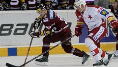 Úto�ník Sparty Martin Réwai (vlevo) a úto�ník Slavie René �koliak.