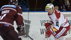 Obránce Sparty Jan �vr�ek (vlevo) a úto�ník Slavie Pavel Klh�fek.