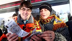 astlivci se vstupenkami. Fanouci z Jihlavy ped pokladnami O2 areny.