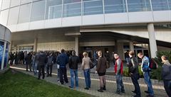U pokladen praské O2 areny byl 4. listopadu ráno zahájen prodej denních...