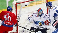 Jakub Lev se snaí dorazit kotou za finského brankáe Metsolu.