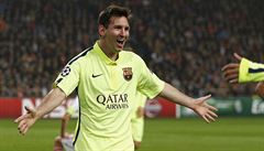 Messi slaví gól do sít Ajaxu.