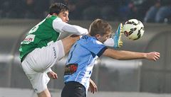 Ruslan Mingazov z Jablonce (vlevo) nechce k míi pustit boleslavského Jakuba...