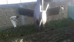 Poni�ená helikoptéra na dvo�e bin Ládinova obydlí v Abbottábádu.