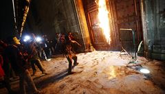 Demonstranti zapalují dve�e prezidentského paláce na protest proti masakru 43...