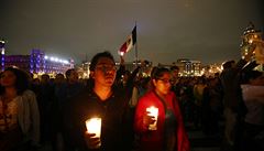 Mexi�ané se shromá�dili p�ed prezidentským palácem v hlavním m�st� Mexika na...