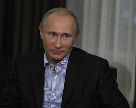 Ruský prezident Vladimir Putin bhem rozhovoru  s novinái.