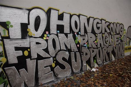 Npis na Lennonov zdi na Kamp v Praze: To Hongkong from Prague - We Support...