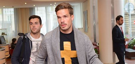 Filip Novk (vpravo) a Martin Pospil pichzej do hotelu.