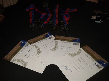 Diplomy a medaile z prvnho svtovho pohru v indoor skydivingu.