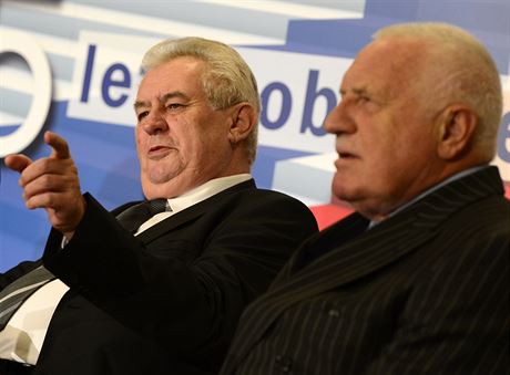 Prezident Milo Zeman (vlevo) a bývalý prezident Václav Klaus (vpravo) se 13....