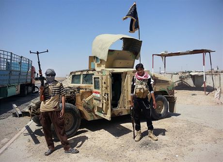 Bojovnci al-Kidy s ukoistnm irckm Humvee.