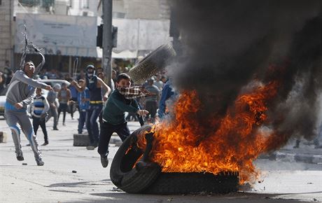 Palestinské dti se úastní stet s izraelskou policií a armádou.