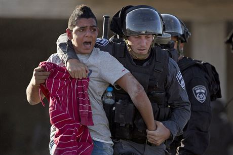 Izraelsk podkov sly odvdj palestinskho demonstranta.