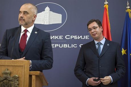 Srbský premiér Aleksandar Vui (vpravo) s albánským premiérem Edi Ramou...