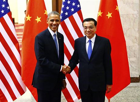 Americk prezident Barack Obama (vlevo) s nskm premirem Li Kche-chiangem.