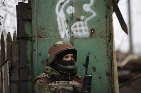 Ukrajinský dobrovolný voják drí pozici nedaleko Doncka.