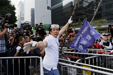 Hongkongské úady zaaly odklízet barikády z ásti protestního tábora.