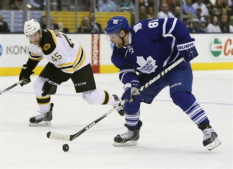 Útoník Toronto Maple Leafs Phil Kessel (81) pejídí s pukem modrou áru v...