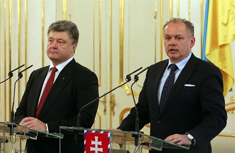 Prezident Ukrajiny Petro Poroenko (vlevo) a slovenský prezident Andrej Kiska.