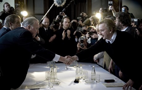 Historický moment. Premiér Adamec (Jiří Lábus) si podává ruku s disidentem...