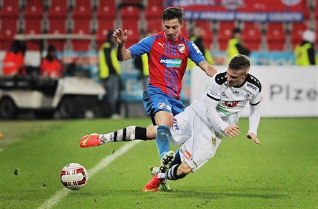 Plzeňský Milan Petržela v souboji s Tomášem Malinským z Hradce Králové.