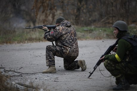 Ukrajintí dobrovolníci v boji u vesnice Peski nedaleko Doncka. Rebelové a...