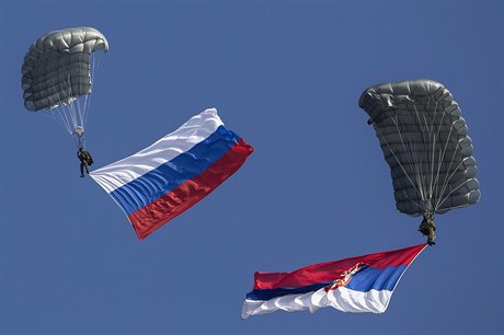Srbtí parautisté seskakují s ruskou a srbskou vlajkou bhem spoleného...