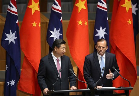 Australský premiér Tony Abbott a ínský prezident Si in-pching na jednání v...