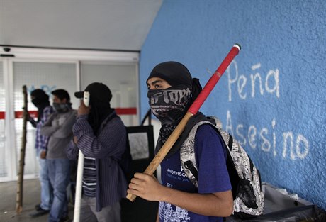 Maskovaní demonstranti v mexickém Acapulcu.