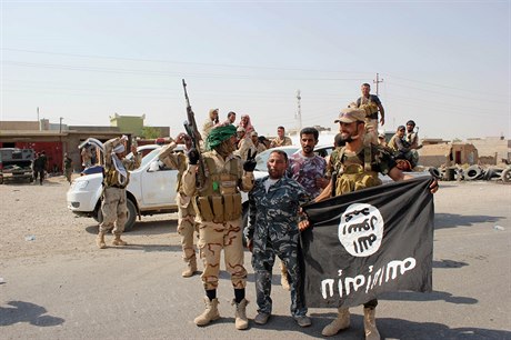 íitské milice oslavují úspch v boji s Islámským státem (ilustraní...