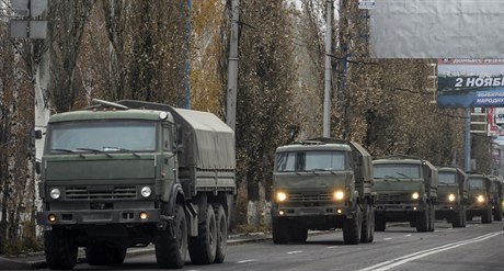 Kolona neoznaených vojenských nákladních automobil v Doncku.