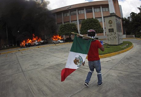 Demonstranti zapálili budovu parlamentu mexického státu Guerrero.