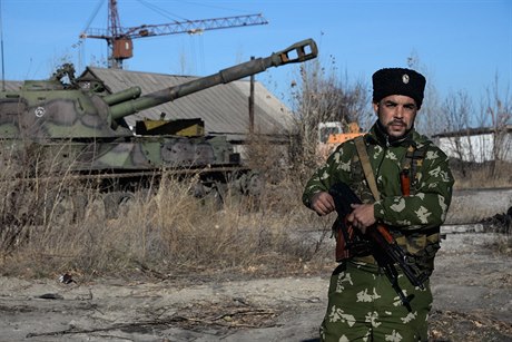 Ruský voják na vojenské základn ve východoukrajinském Perevalsku