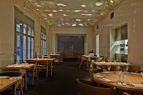 Pohled do interiéru nové restaurace Field v centru Prahy.