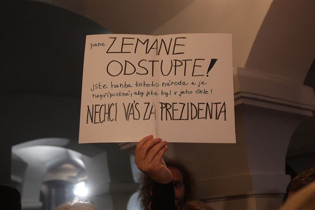 Vzpomínka na 17. listopad ´89 v ulicích: lidský řetěz i protest proti  Zemanovi | Domov | Lidovky.cz