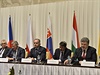 Zleva: prezident R Milo Zeman, prezident Polska Bronislaw Komorowski,...