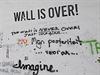 Wall is Over, hlásal nápis na Lennonově zdi, kterou přetřeli čtyři studenti...
