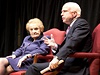 Senátor John McCain a Madeline Albrightová na setkání v knihovn Kongresu