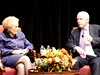 John McCain a Madeline Albrightová bhem diskuze v knihovn Kongresu