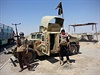 Bojovníci al-Káidy s ukoistným iráckým Humvee.
