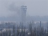 Z kontrolní ve letit Sergeje Prokofjeva stoupá kou po bojích mezi vládními...