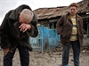 Valentina Fedorjaková a její manžel stojí u trosek svého domu, zničeného...