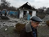Dům zničený bombardováním na Ukrajině.